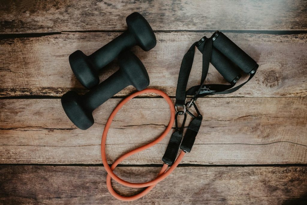Diverse fitnessapparatuur voor thuis inclusief dumbells, kettlebells en halters voor krachttraining