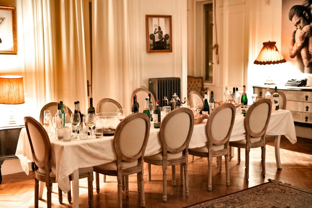 Gezellige stijlvolle eetkamer met sfeervol ingerichte eettafel, hanglamp en decoratieve accessoires