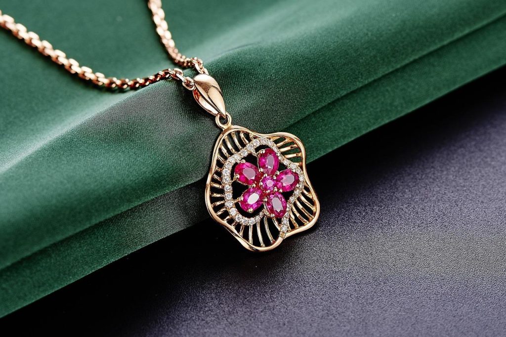 Elegante sieraden collectie bij Juwelier in Dronten met klassieke kettingen, oorbellen en ringen