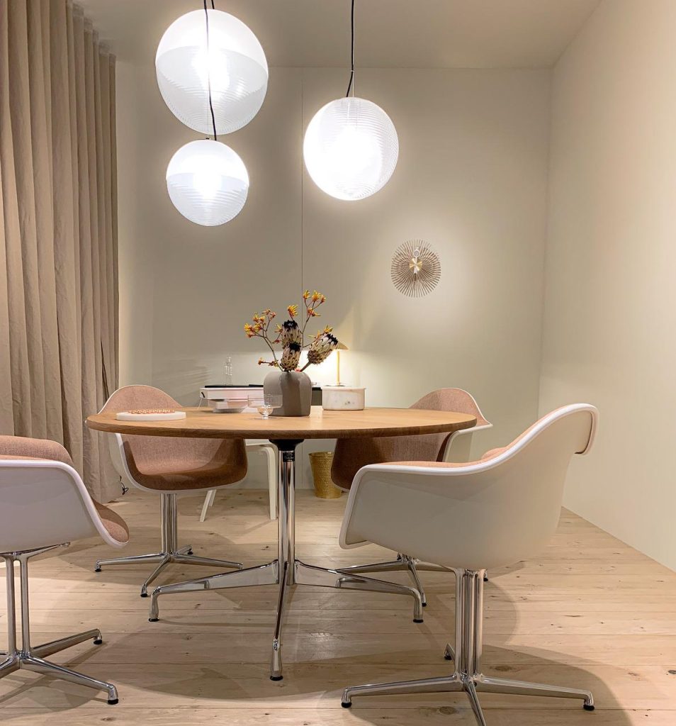 Gids voor het kiezen van stoelen aan uw eettafel met richtlijnen voor tafelmaten en comfortabele zitconfiguraties